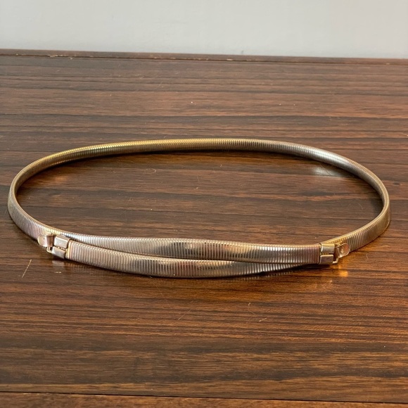 Vintage 1970s crossover metal belt, approx 31”, unique clasp and look - Picture 2 of 9